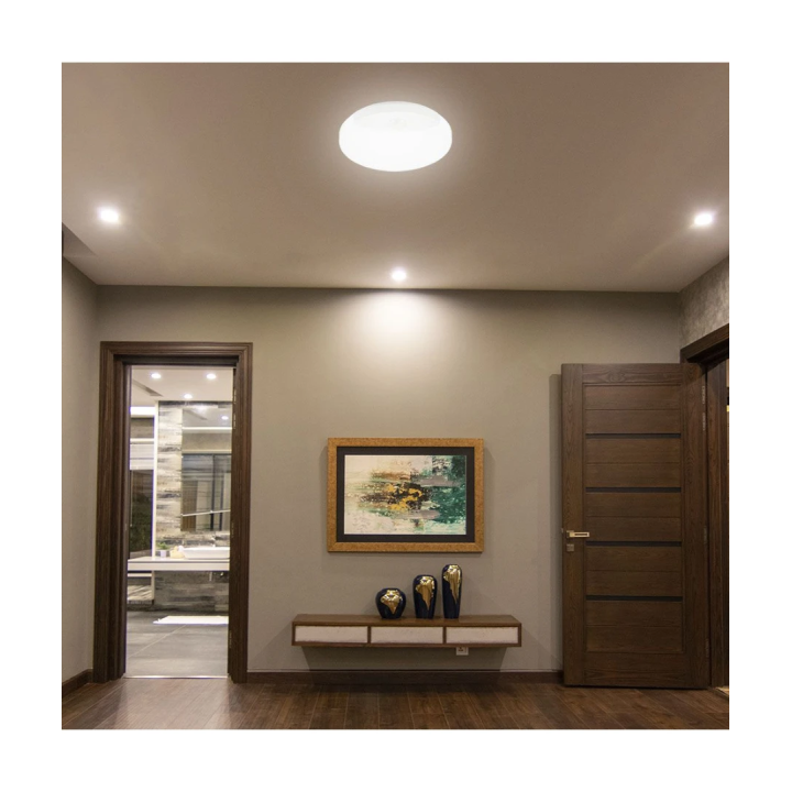 LED sensorlampe monteret i loftet i en entré