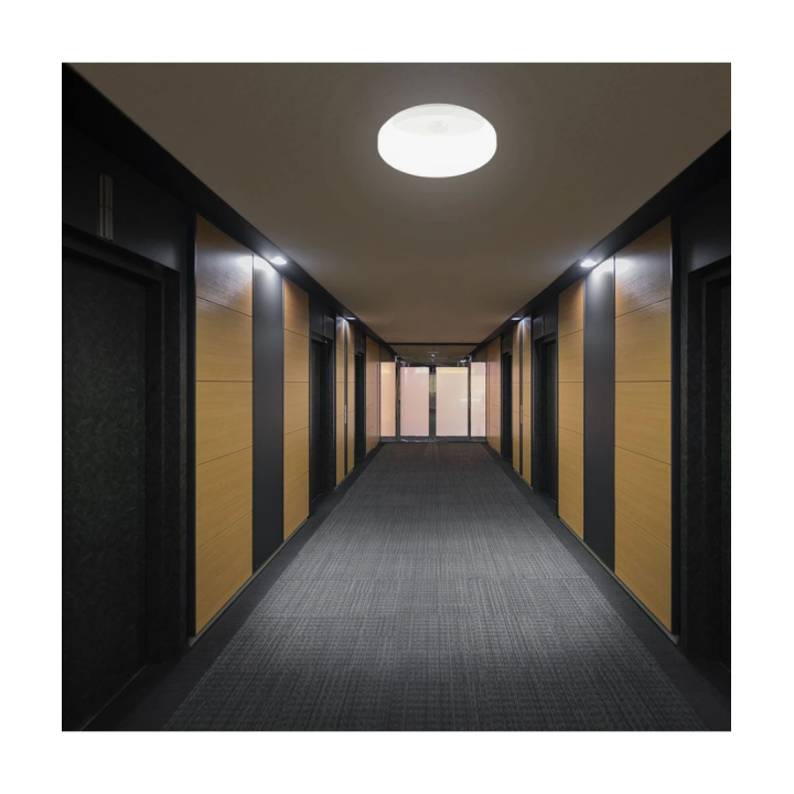 LED loftlampe med sensor i en gang